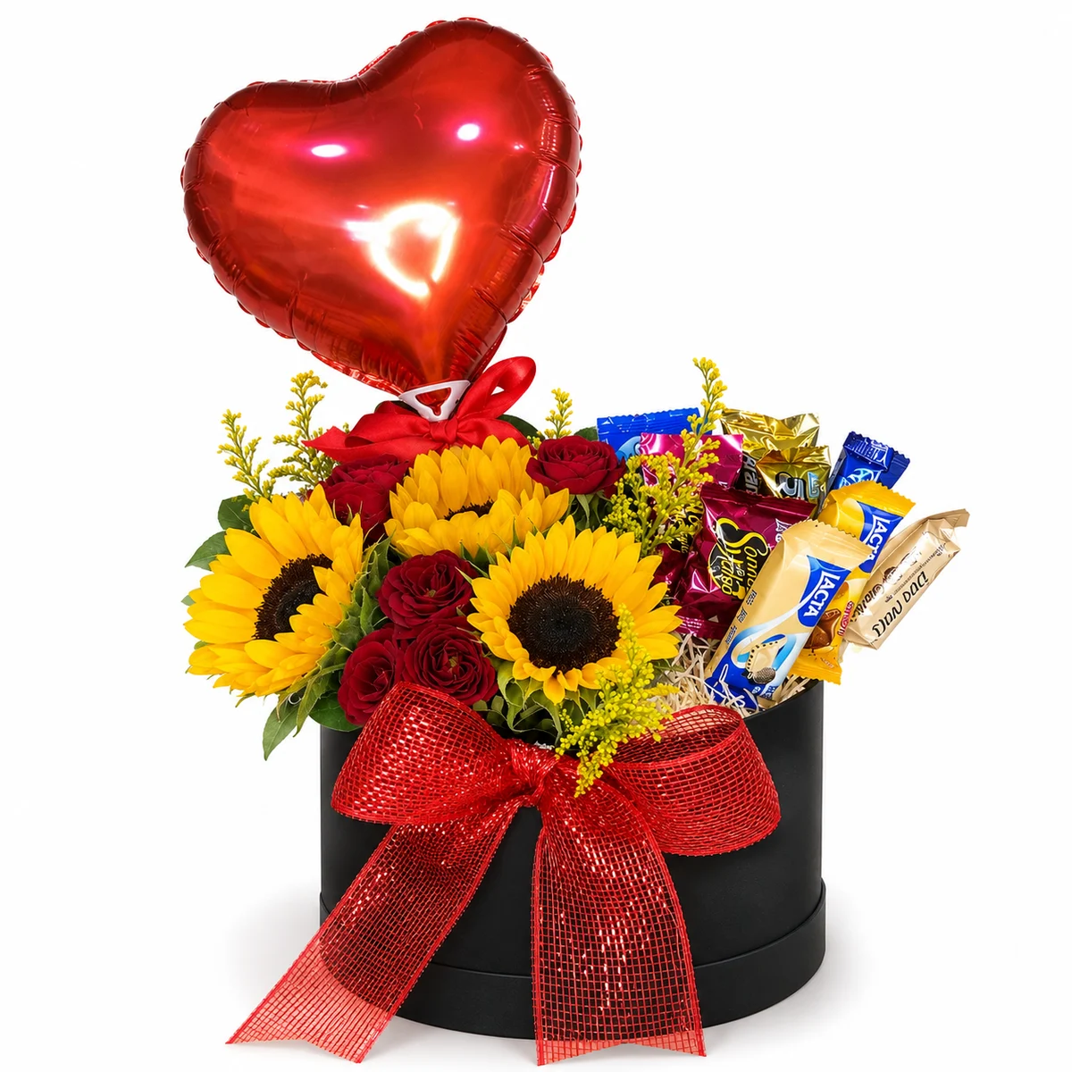 Cesta 3 Encantos com girassóis, mini rosas, chocolates Lacta e balão em formato de coração em box redonda com laço, em fundo branco.